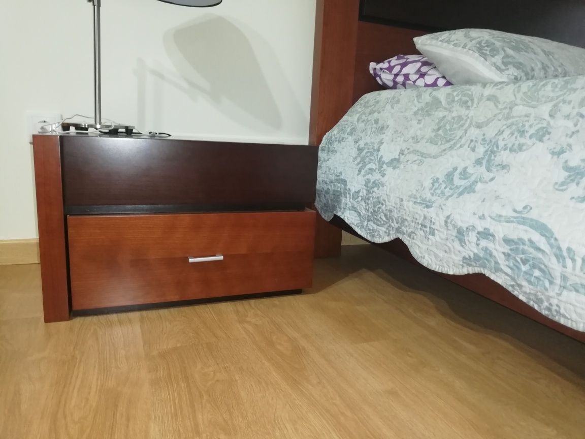 Cama e mesinhas de cabeceira