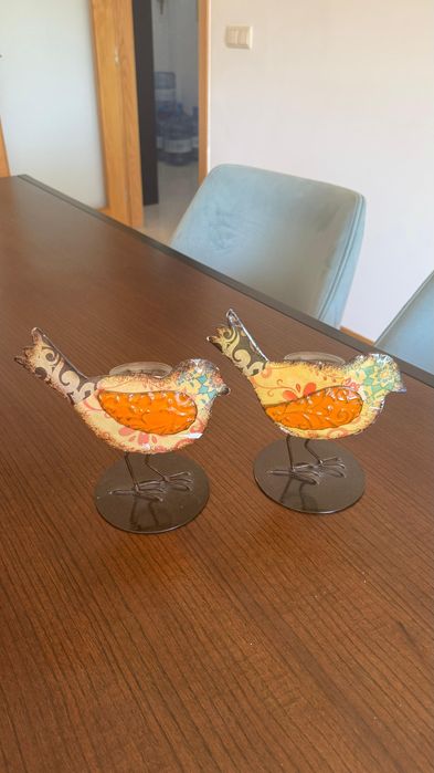 Par de porta-velas decorativos em metal esmaltado
