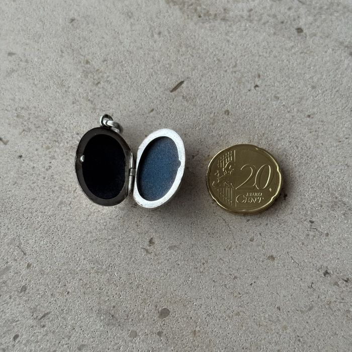 Medalhão de senhora em prata portuguesa