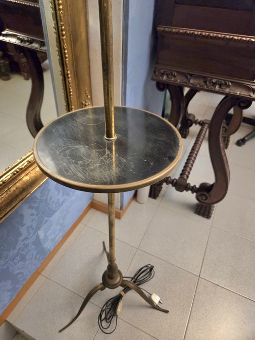 Candeeiro de coluna com mesa de apoio