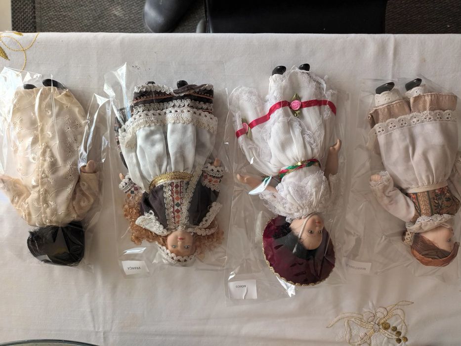 Bonecas em loiça, com vestuário tradicional de vários países,