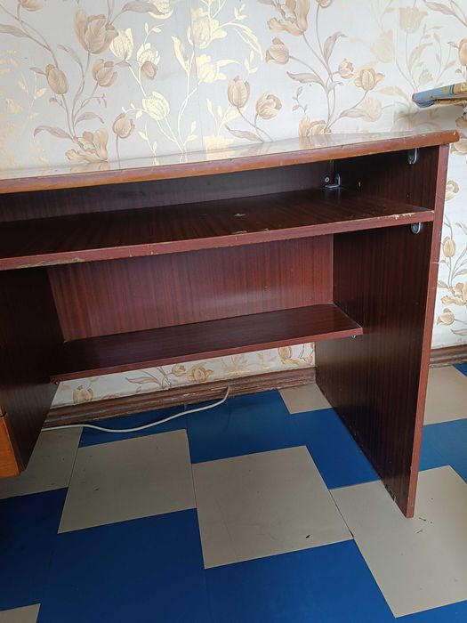 Стол письменный.