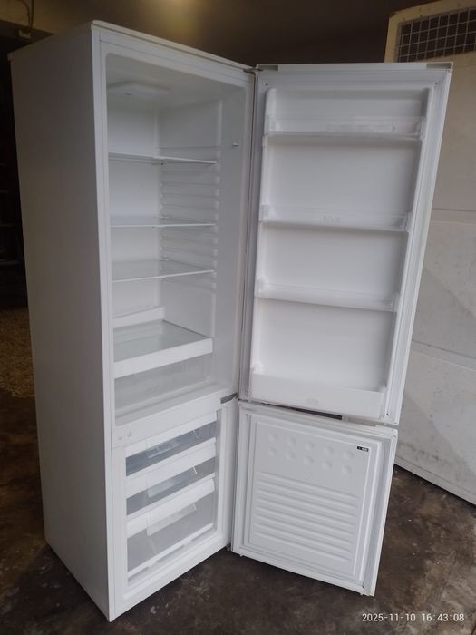 Frigorífico Kunft Combinado a funcionar perfeitamente