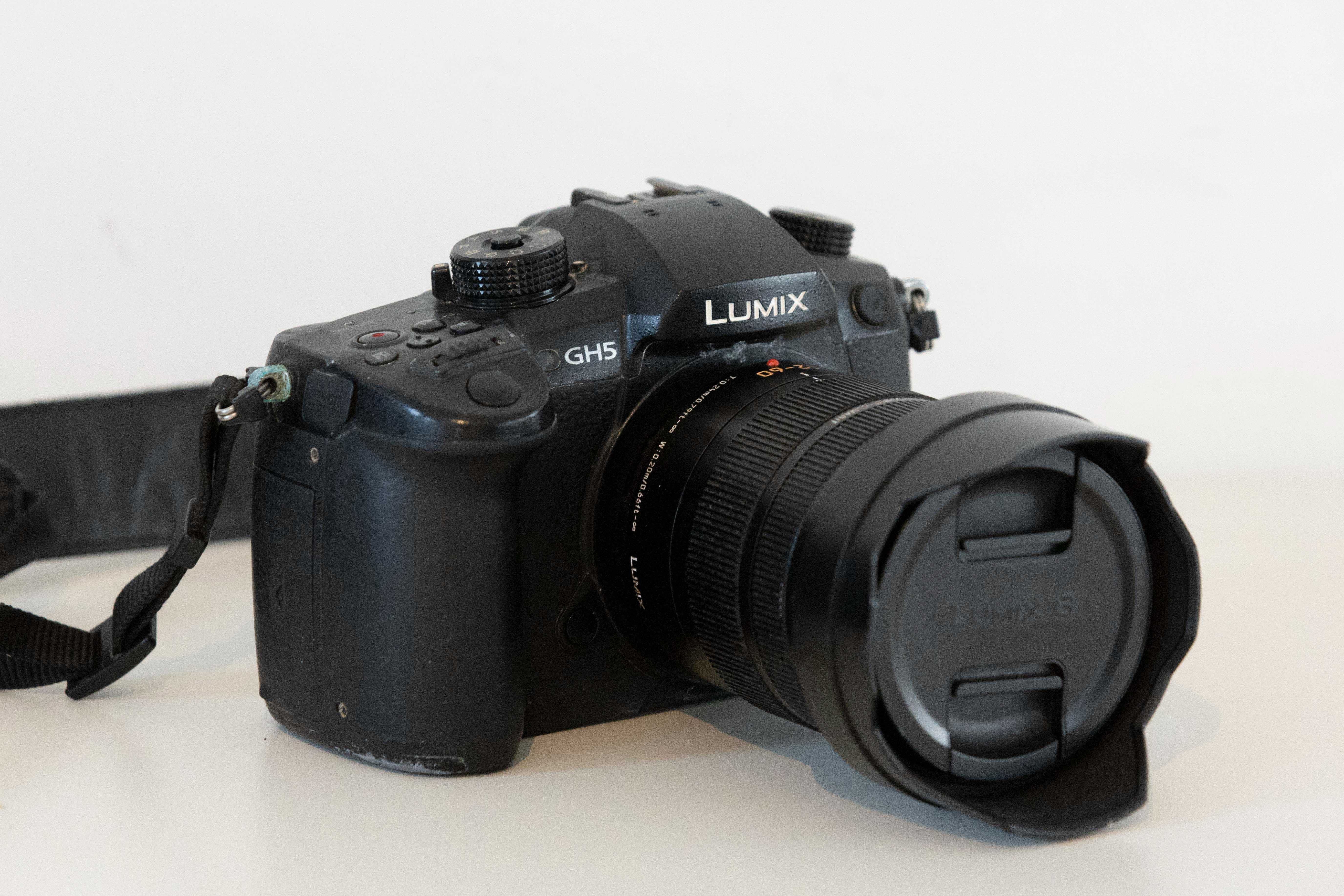 Panasonic Lumix GH5 com lente Panasonic Leica 12-60 2.8-4