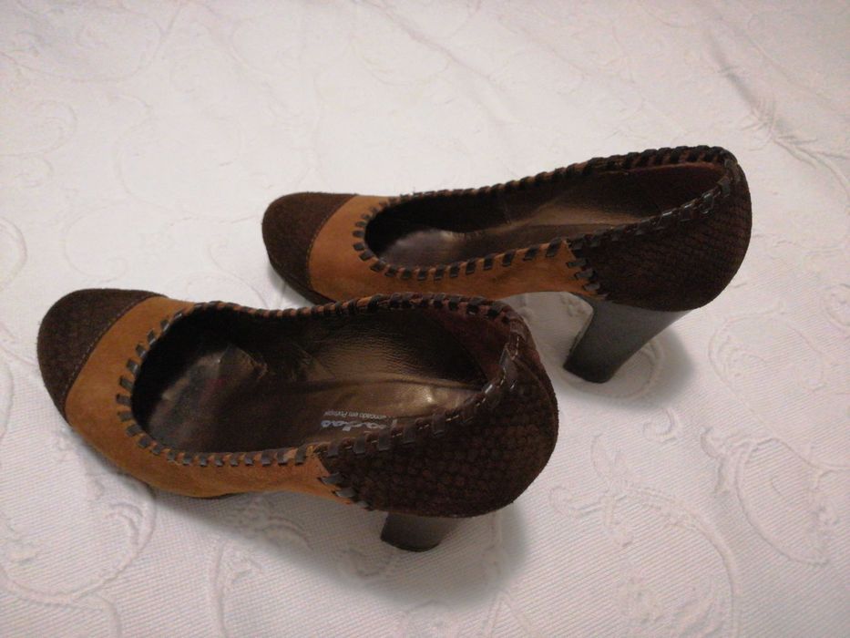 Sapatos camurça castanhos e bejes