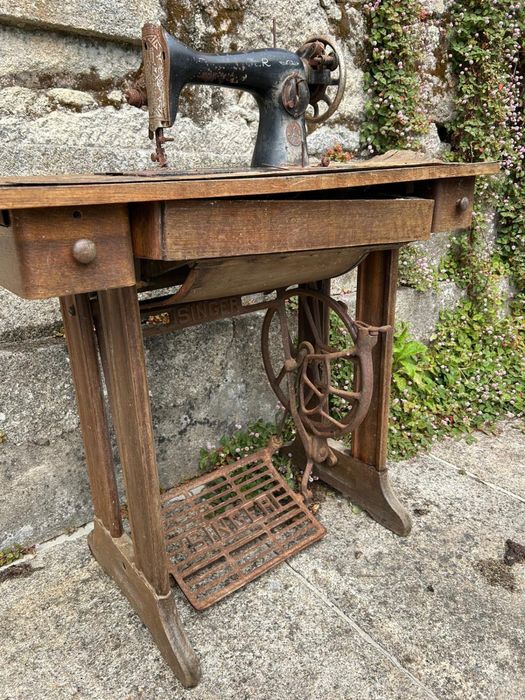 Maquina de costura Singer antiga