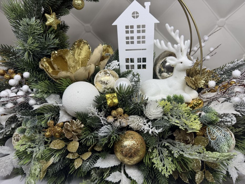 Різдвяна композиція зі штучних квітів