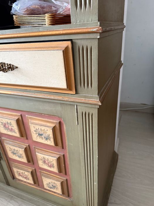 Móvel antigo pintado