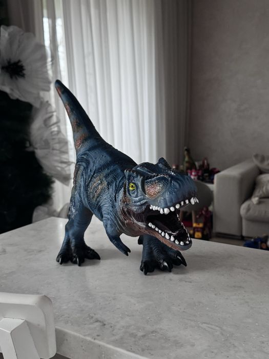 Динозавр великий новий