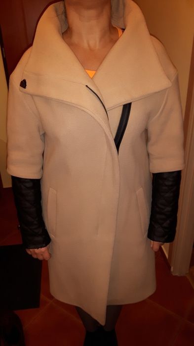 Beżowy klasyczny wełniany plaszcz