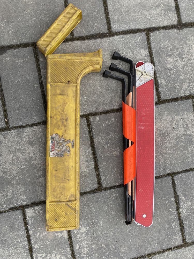 Trojkat ostrzegawczy samochodowy