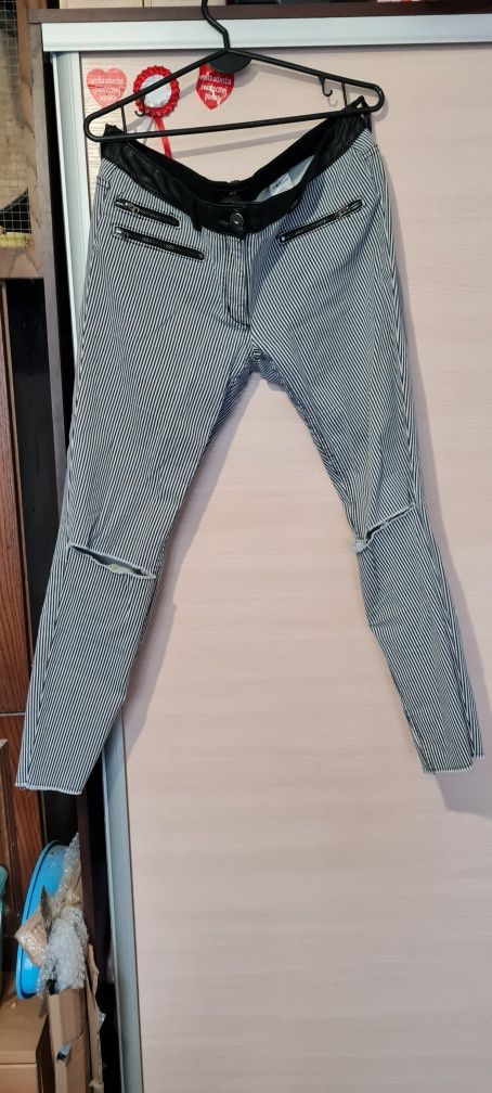 Spodnie w paski z dziurami i wstawkami ze skórki jeansy w paski