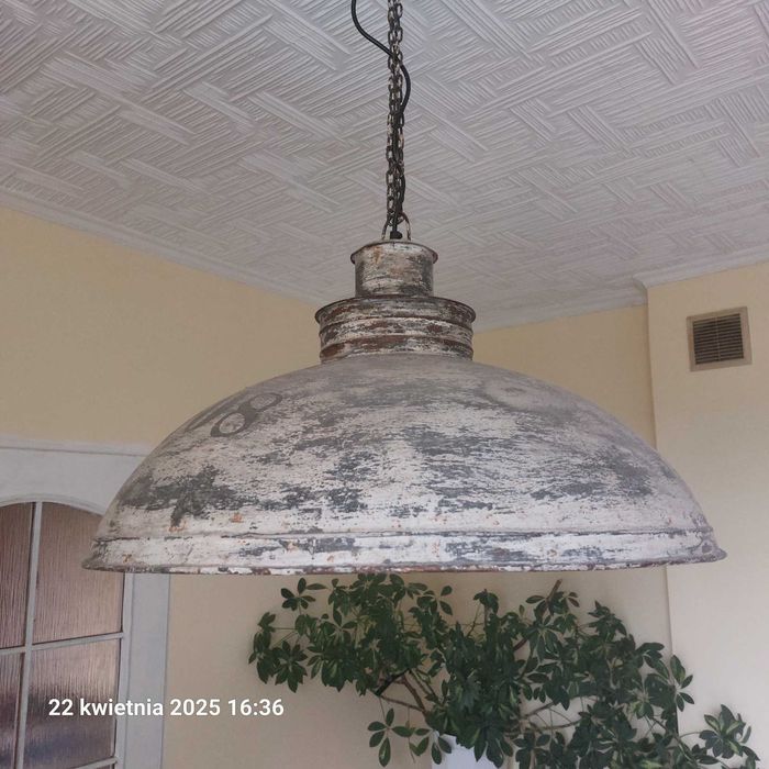 Stół do salonu, wielki, bez krzeseł i lampa