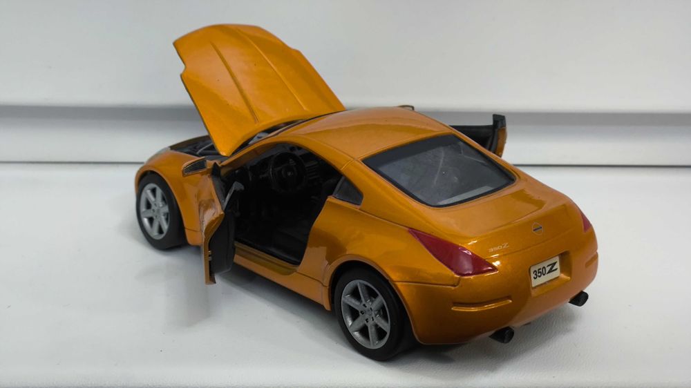 Модель, машинка Nissan 350Z 1.24 Maisto