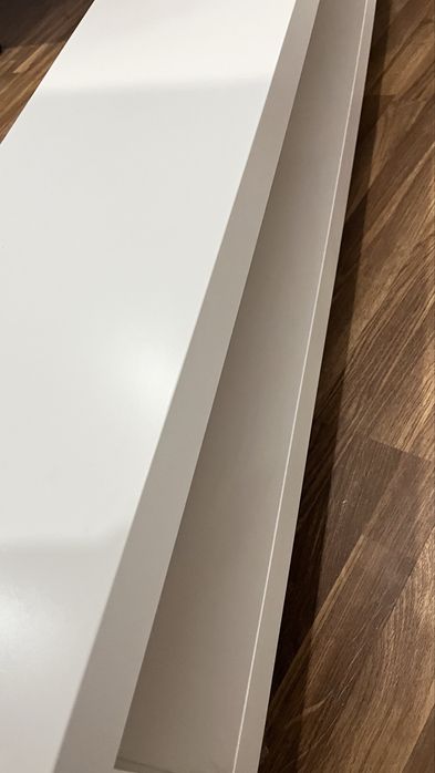 Móvel de TV com pequeno defeito