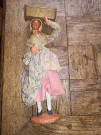 B. Stara lalka z terakoty Simone Jouglas dla kolekcjonera