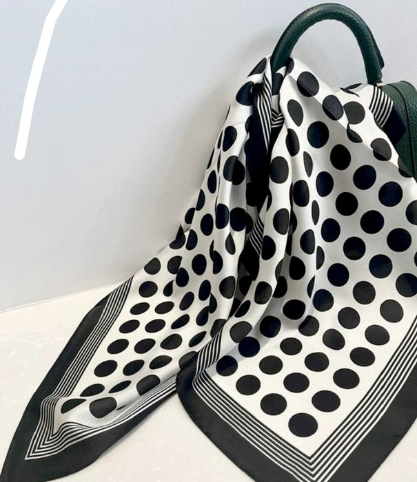 Nowa apaszka chusta 70 x 70 grochy biało-czarna jedwab sztuczny