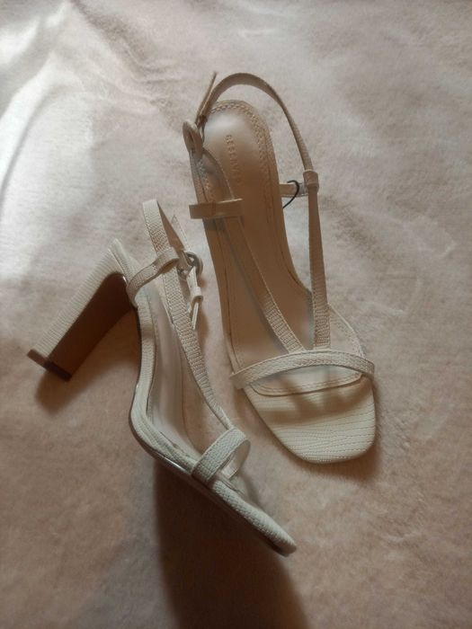 Białe sandały na obcasie
