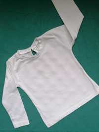 Gładka biała bluzka z długim rękawem bez wzorów. Rozmiar 74