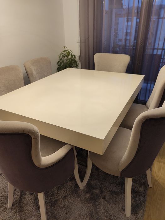 Mesa e cadeiras de sala