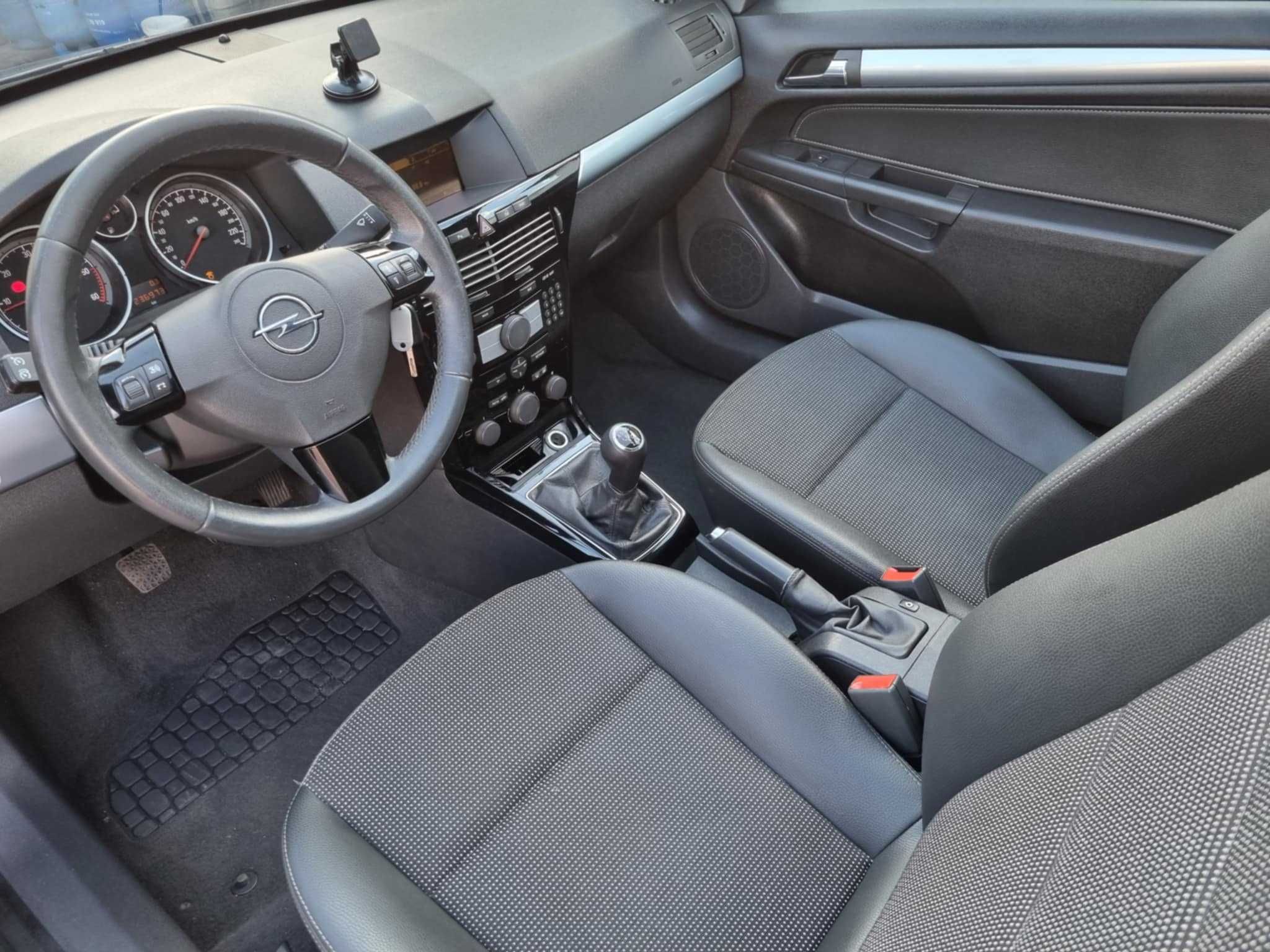 Opel Astra GTC 1,9 150kM Panorama poł skóry BiXenon