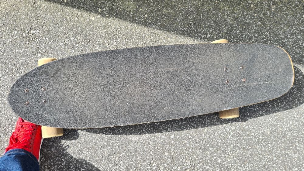 Longboard com kick tail JET + Trucks Sabre + Rodas Cult