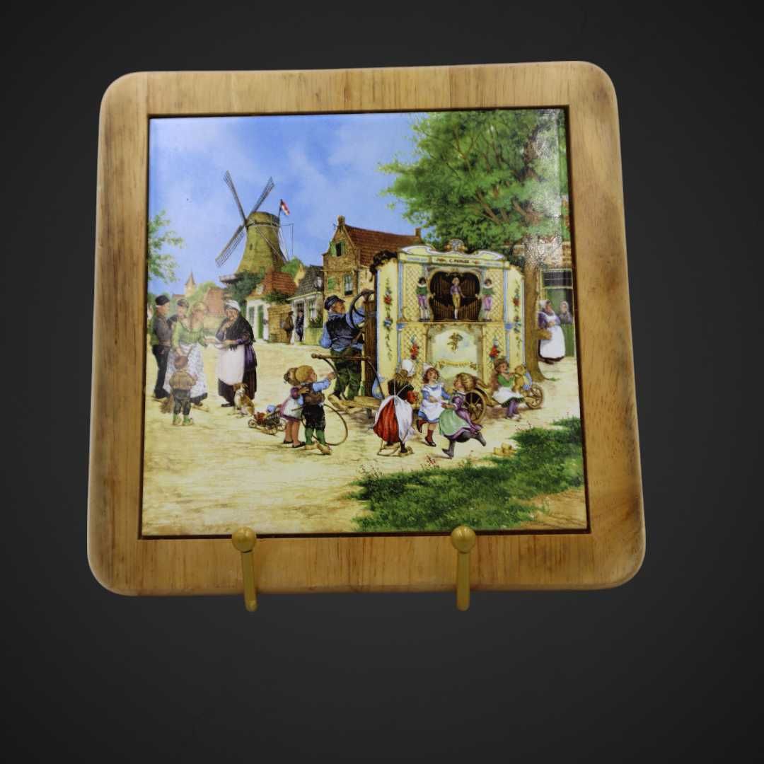 Kafel w drewnianej podstawie scenka B5/032275