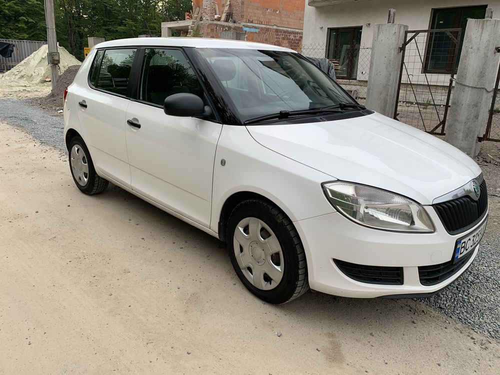 Шкода Фабія 1.6tdi 2012 року без дтп в рідній фарбі