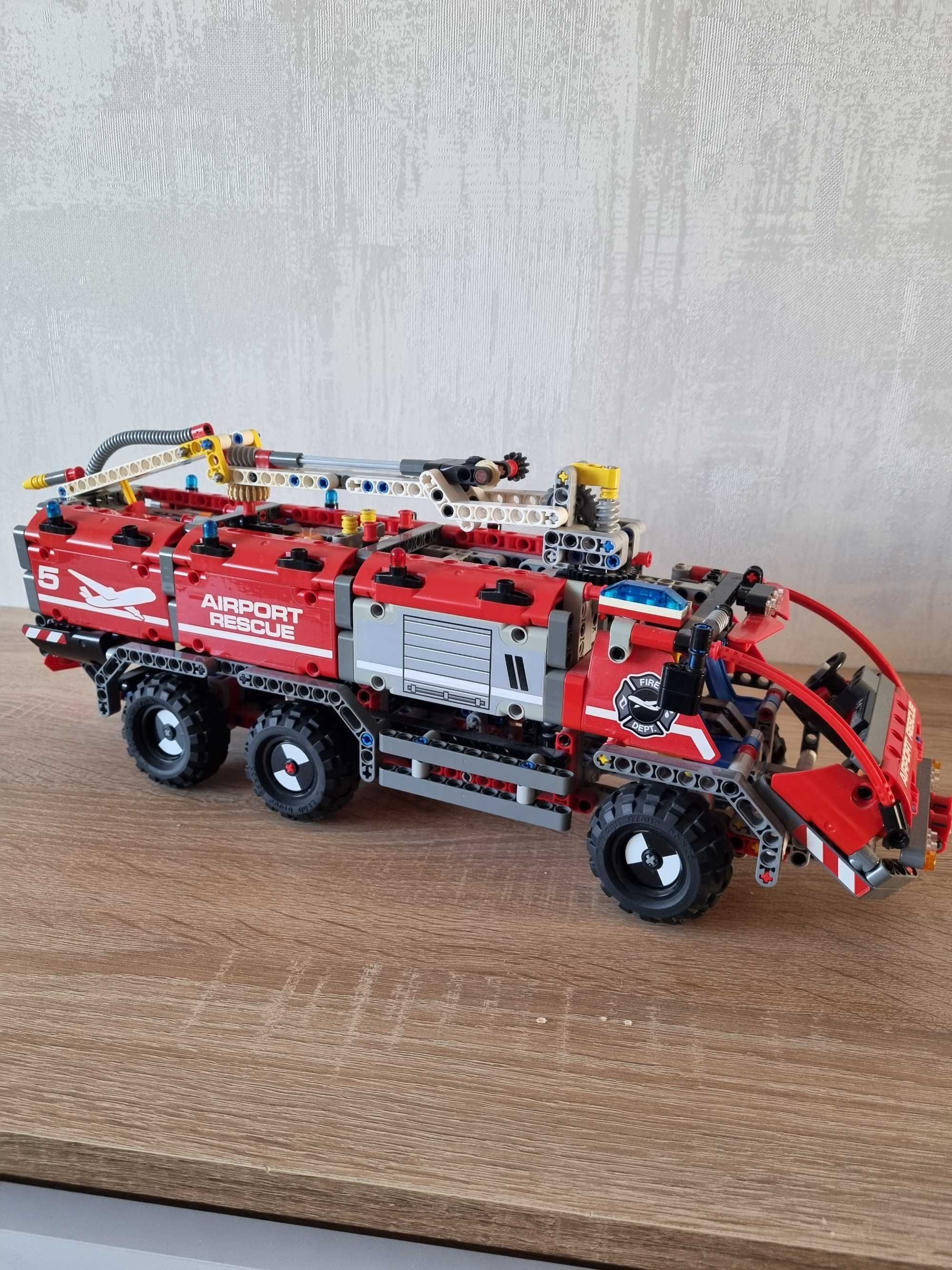 LEGO Technic Автомобиль спасательной службы (42068)