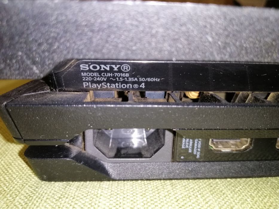 Продам приставку PS4 PRO 1TB