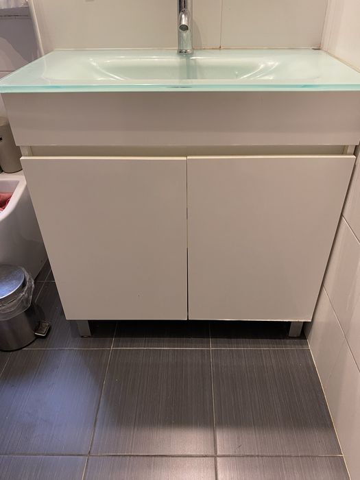 Movel com lavatorio de vidro e torneira 80 cm