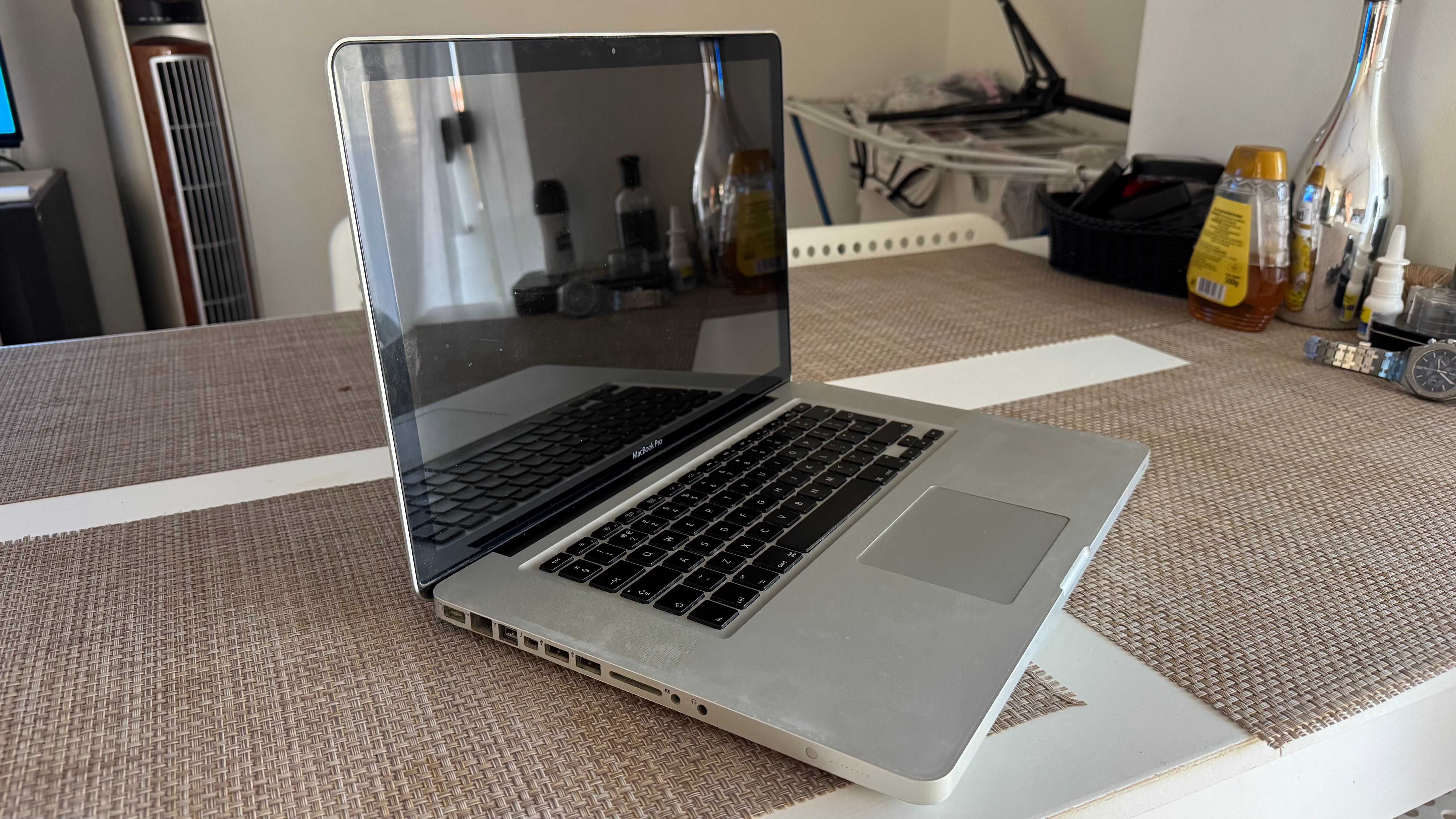 MacBook Pro 15” Mid-2010 (A1286) — Não Funciona — Para Peças