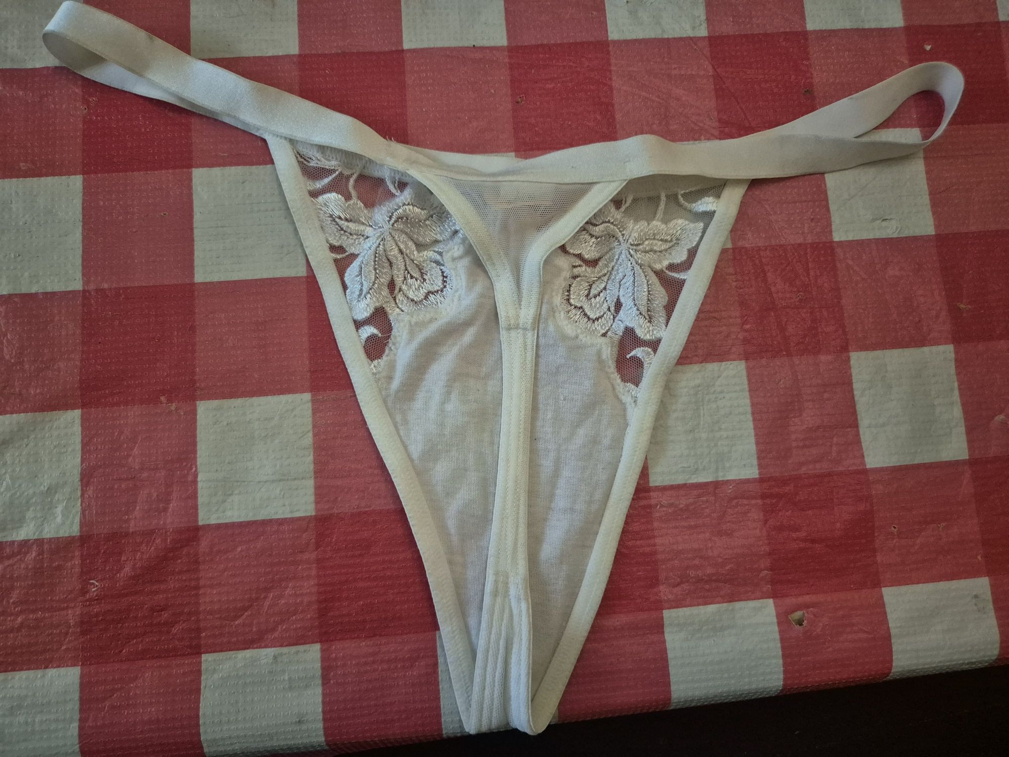 Białe stringi Triumph 40 nowe bez metek