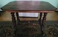 Stary drewniany stół z rzeźbionymi nogami vintage, antyk, retro