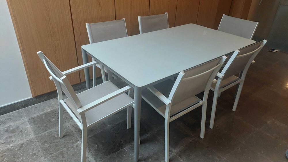 Conjunto de mesa com tampo em vidro lacado e 6 cadeiras - Exterior