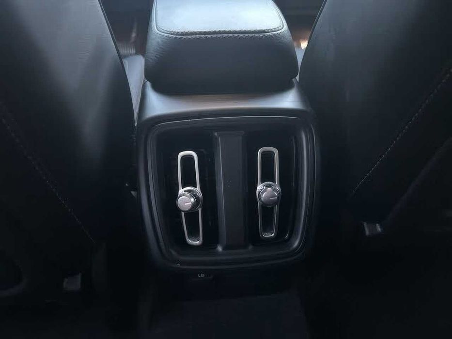 Volvo XC40      2024