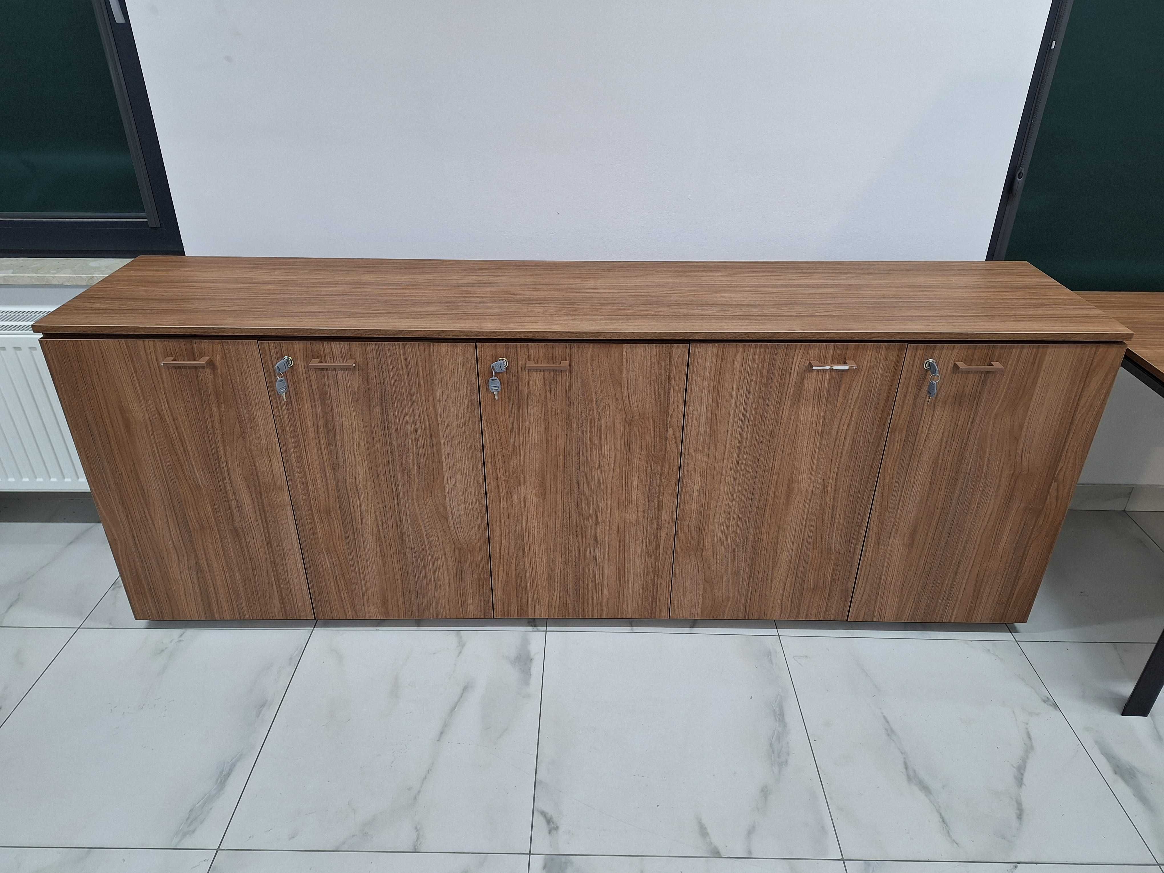 Szafa niska z drzwiami i zamkiem w kolorze orzech 225 x 46,3 x 81,5