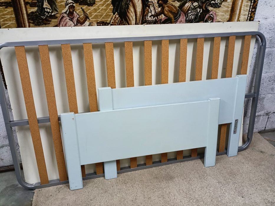 Cama de solteiro 100/190cm, madeira maciça, com estrado metálico e col