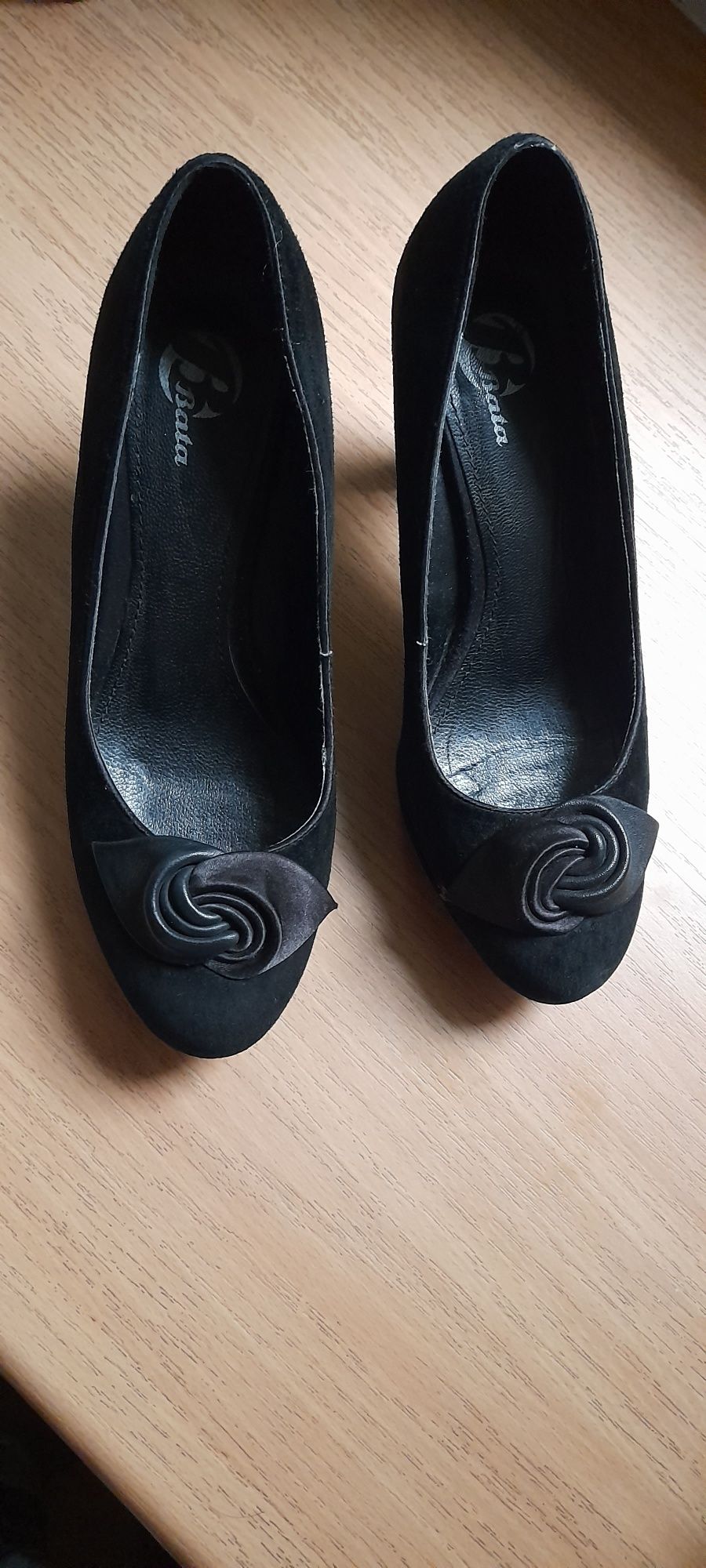 Eleganckie czarne buty Bata na obcasie r.38