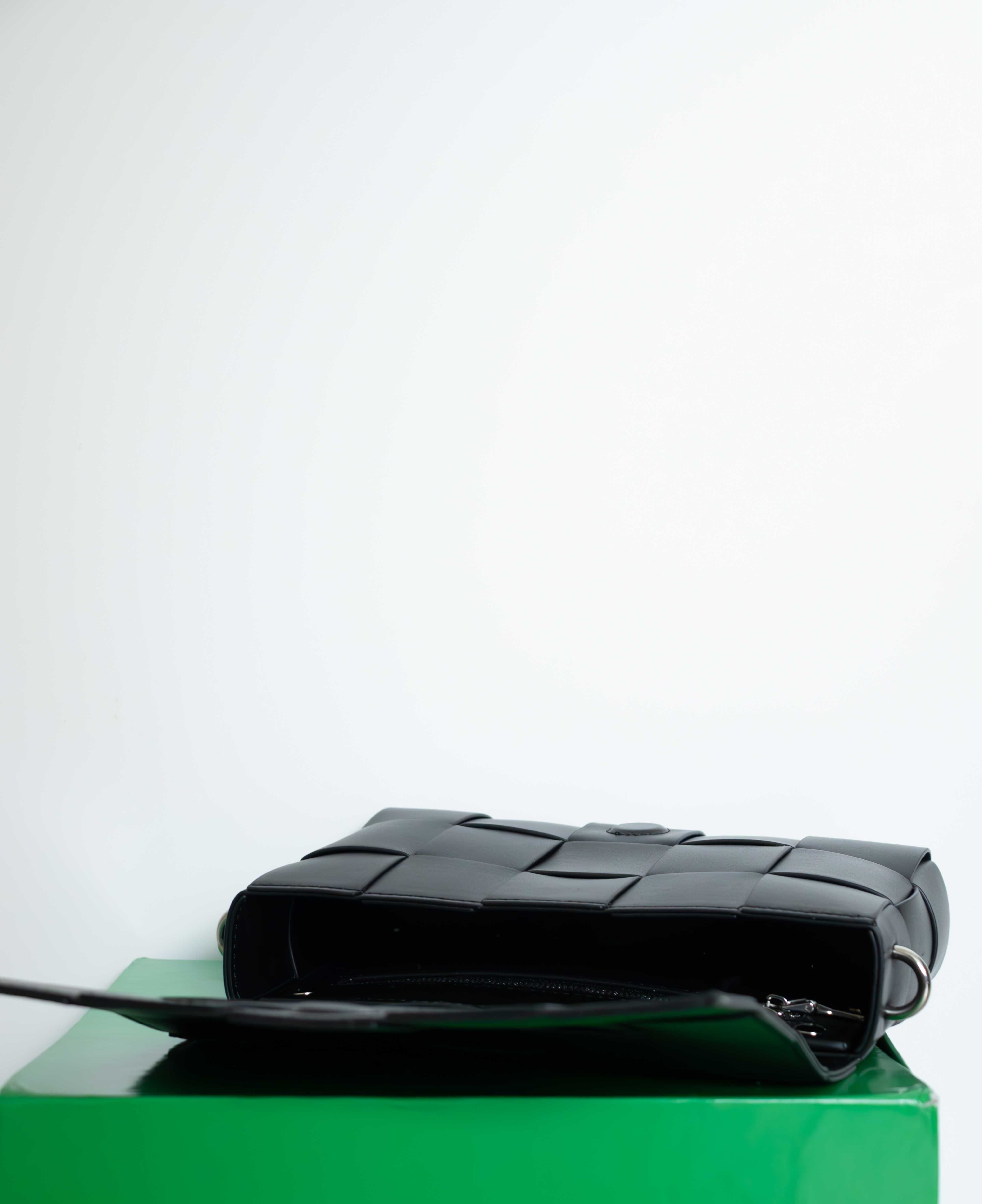 Сумка Bottega Veneta Medium Cassette with Versatile Strap
