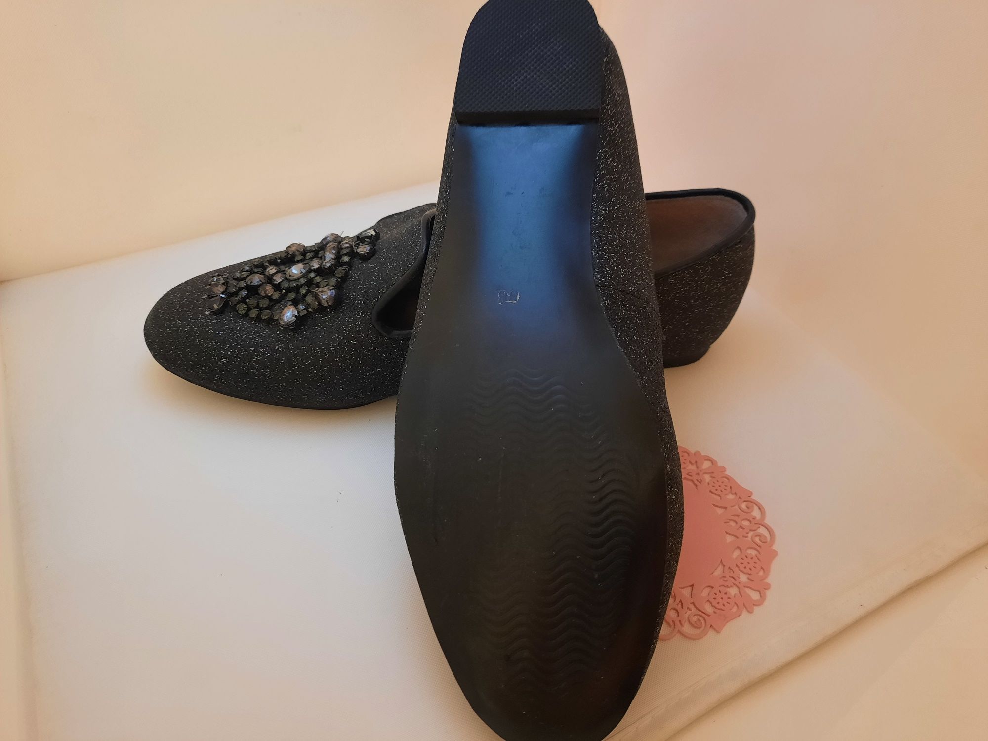 Sapatos pretos brilhantes com pedras
Adolfo Dominguez