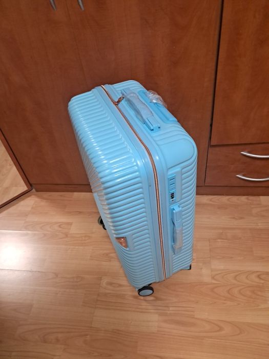 Walizka  na 4 kółkach, niebieska. 60/40/25.