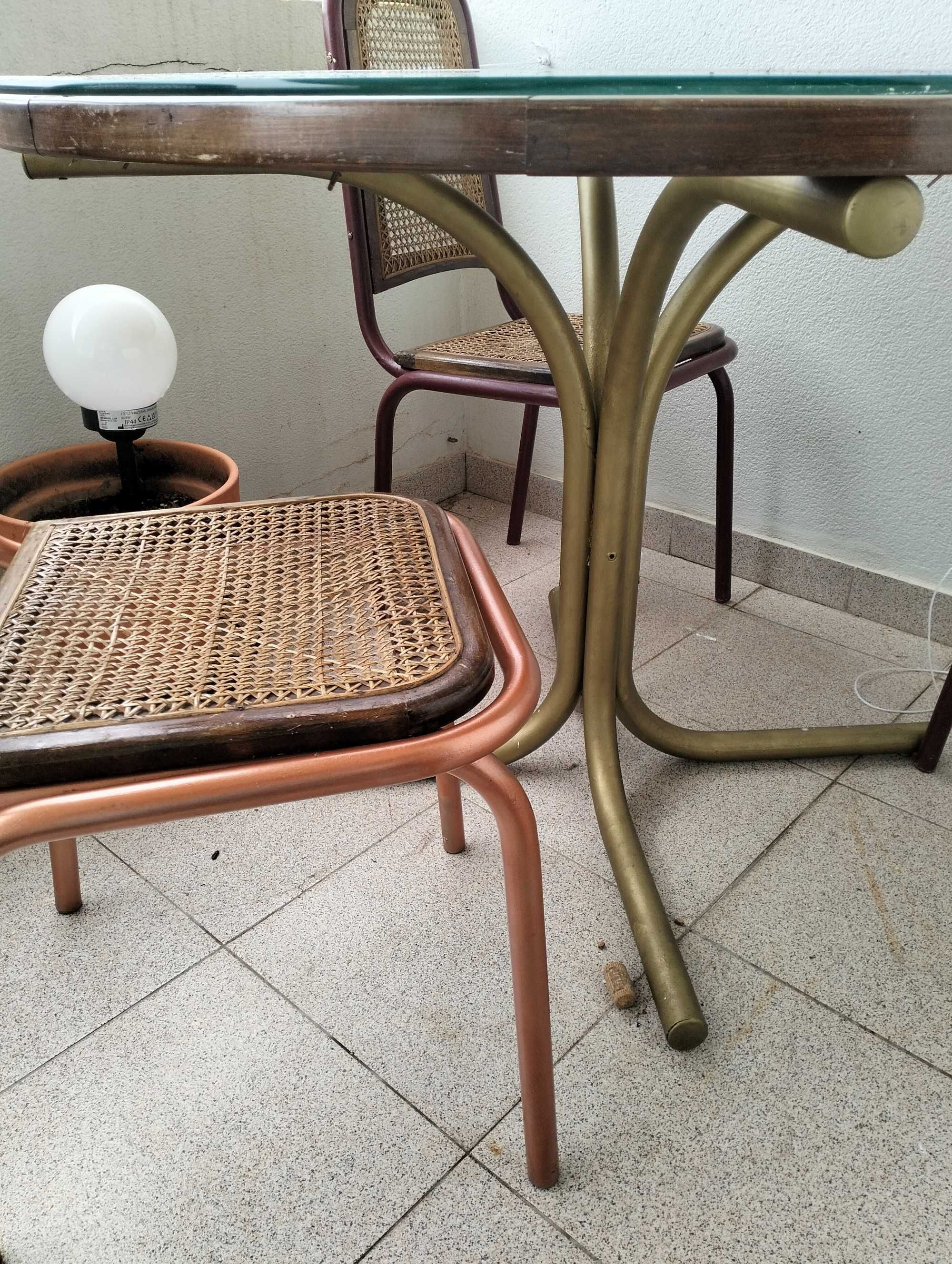 Mesa de madeira de madeira e ervas