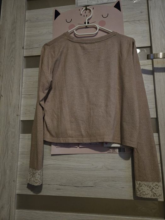 Krótka bluzka z koronką