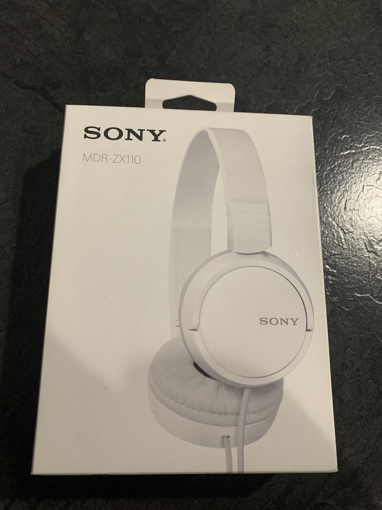 Białe słuchawki Sony