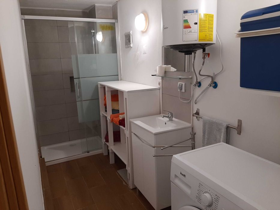 Espaçoso estúdio / T1, mobilado para jovem casal
