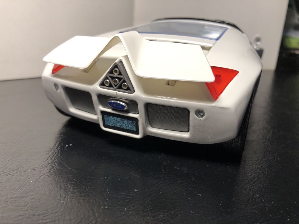 Model samochodu FORD GT90 V12 w skali 1/18