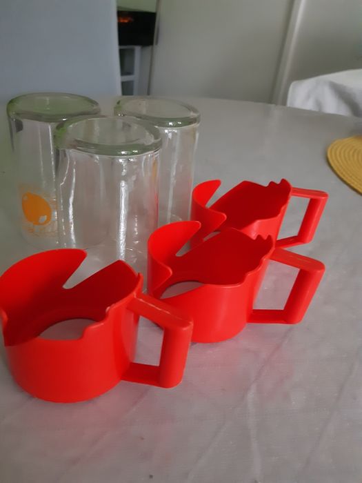 Szklanki z uchtwytami plast. Czasy PRL. 3 szt.