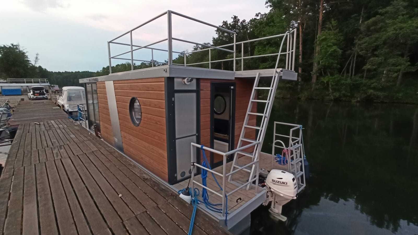 HOUSEBOATY, DOMKI nad jeziorem z silnikiem + deska SUP