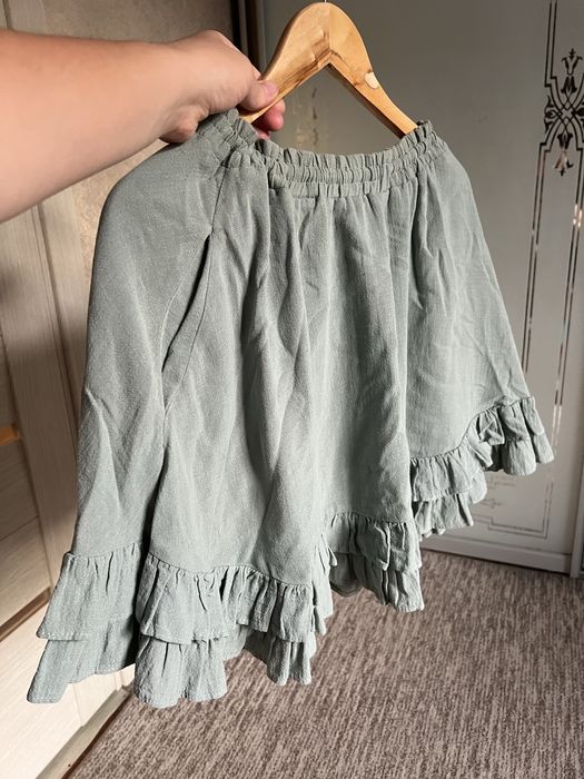 Спідниця мʼятного кольору розміру міні, розкльошонна спідниця з оборка